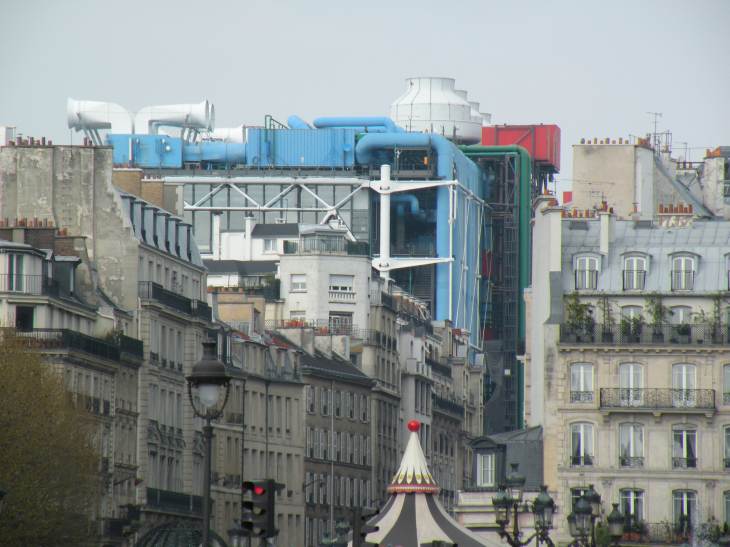  ancien et moderne, Centre Beaubourg parmi les immeubles anciens